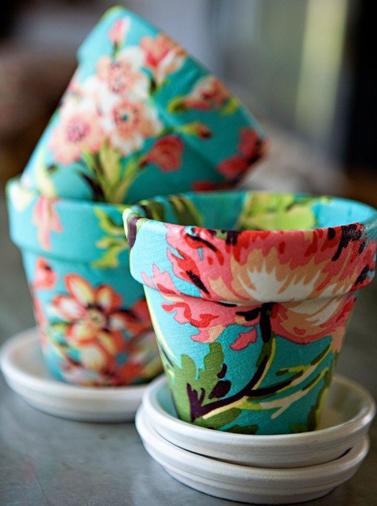 How to wrap fabric around flower pots.