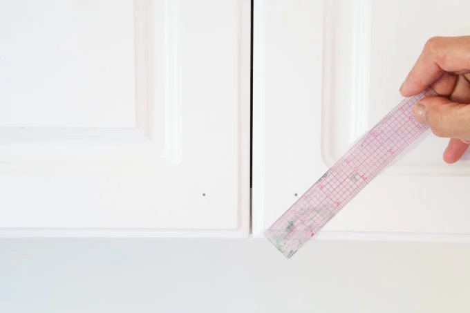 How-to-measure-to-place-cabinet-knobs