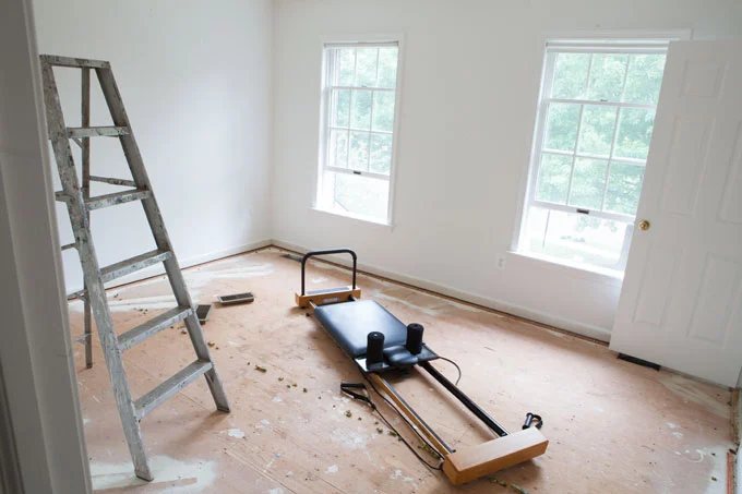 How to Paint Plywood Subfloor When Decorating a Room