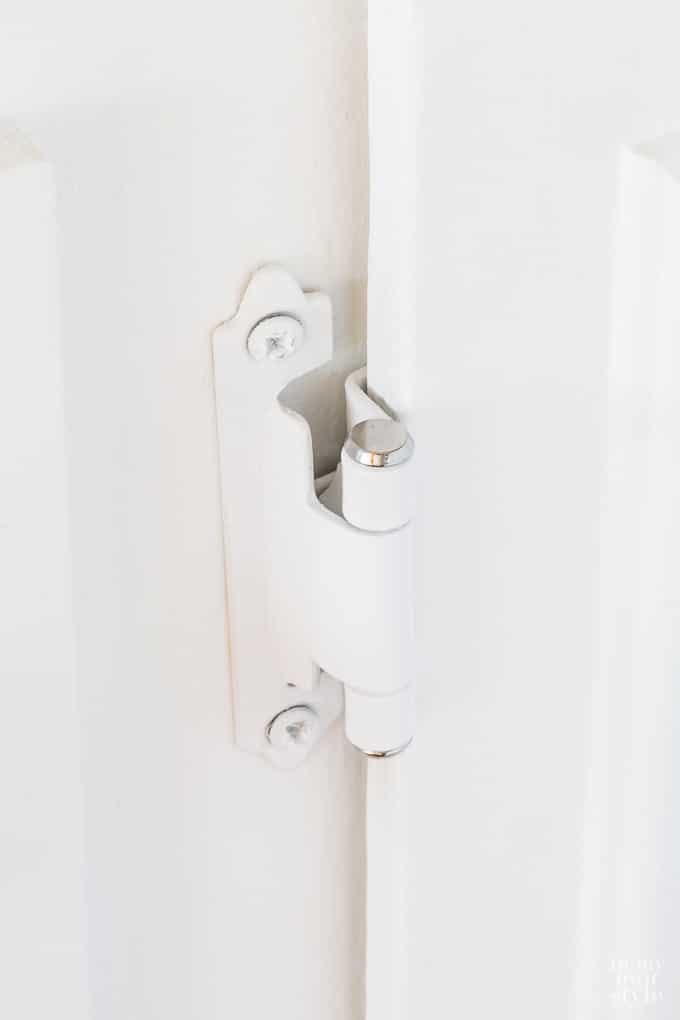 kitchen-cabinet-white hinges with chrome accent