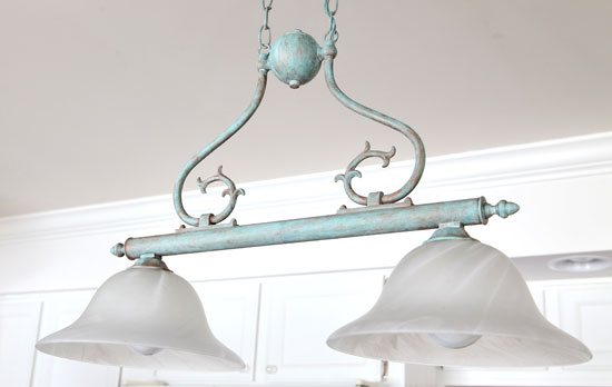 Painting-Verdegris-on-a-light-fixture