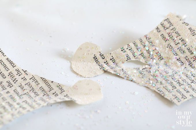 how-to-make-a-paper-holly-garland-for-Christmas