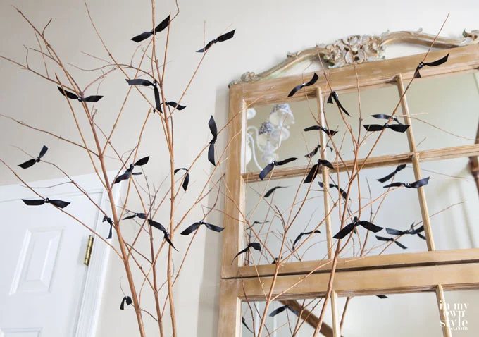 Homemade Halloween Decorations: Easy to Make Bat Branches in a Vase