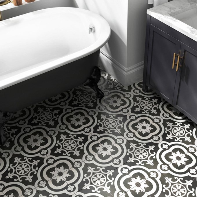 Della-Torre-Black-and-White-Ceramic-Tile in bathroom