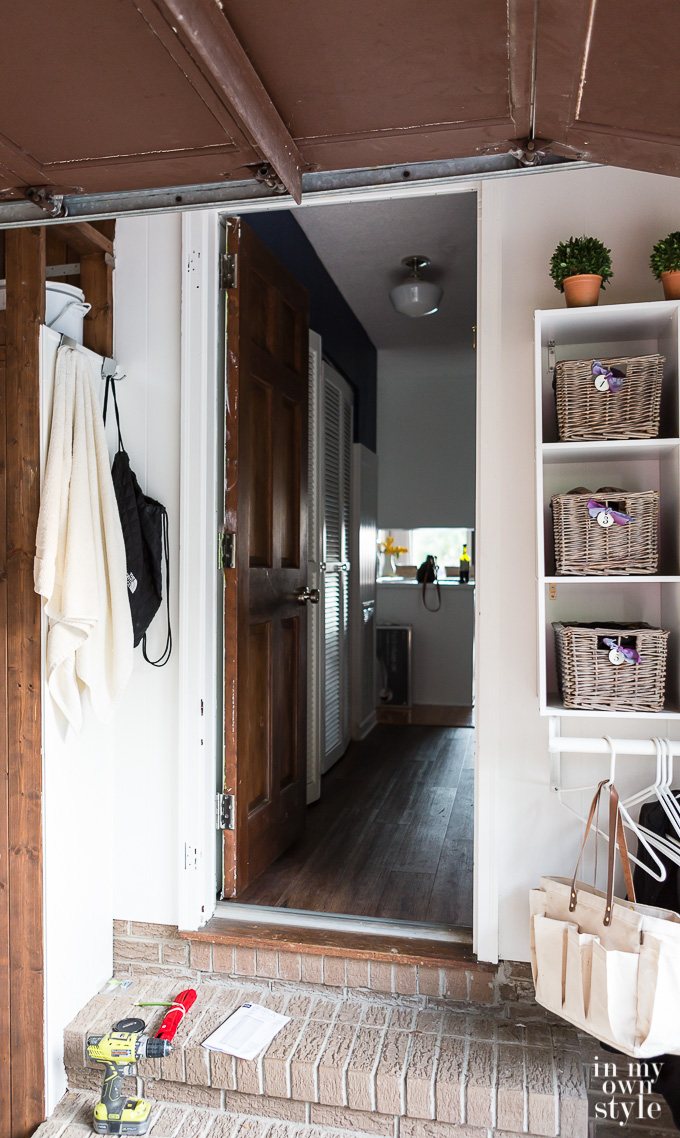 How to install a retractable screen door