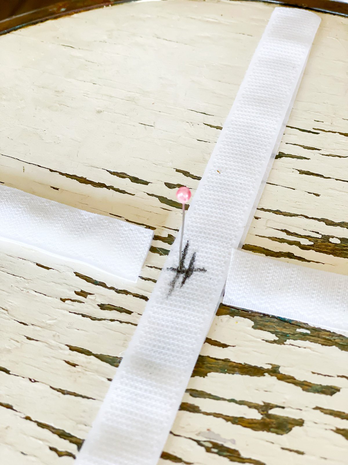 how to securely attach tray to the top of stool using Velcro