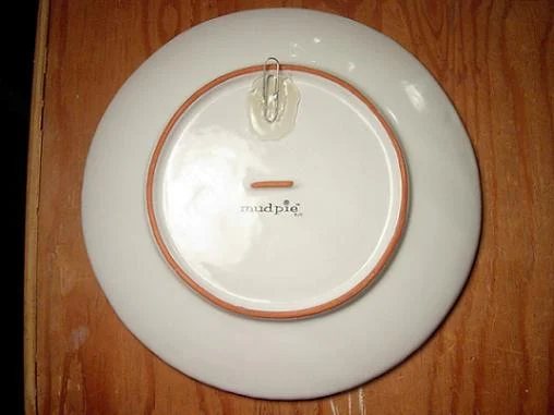 decorating with common household items like a simple paper clip. How to make a plate hanger using a paper clip.