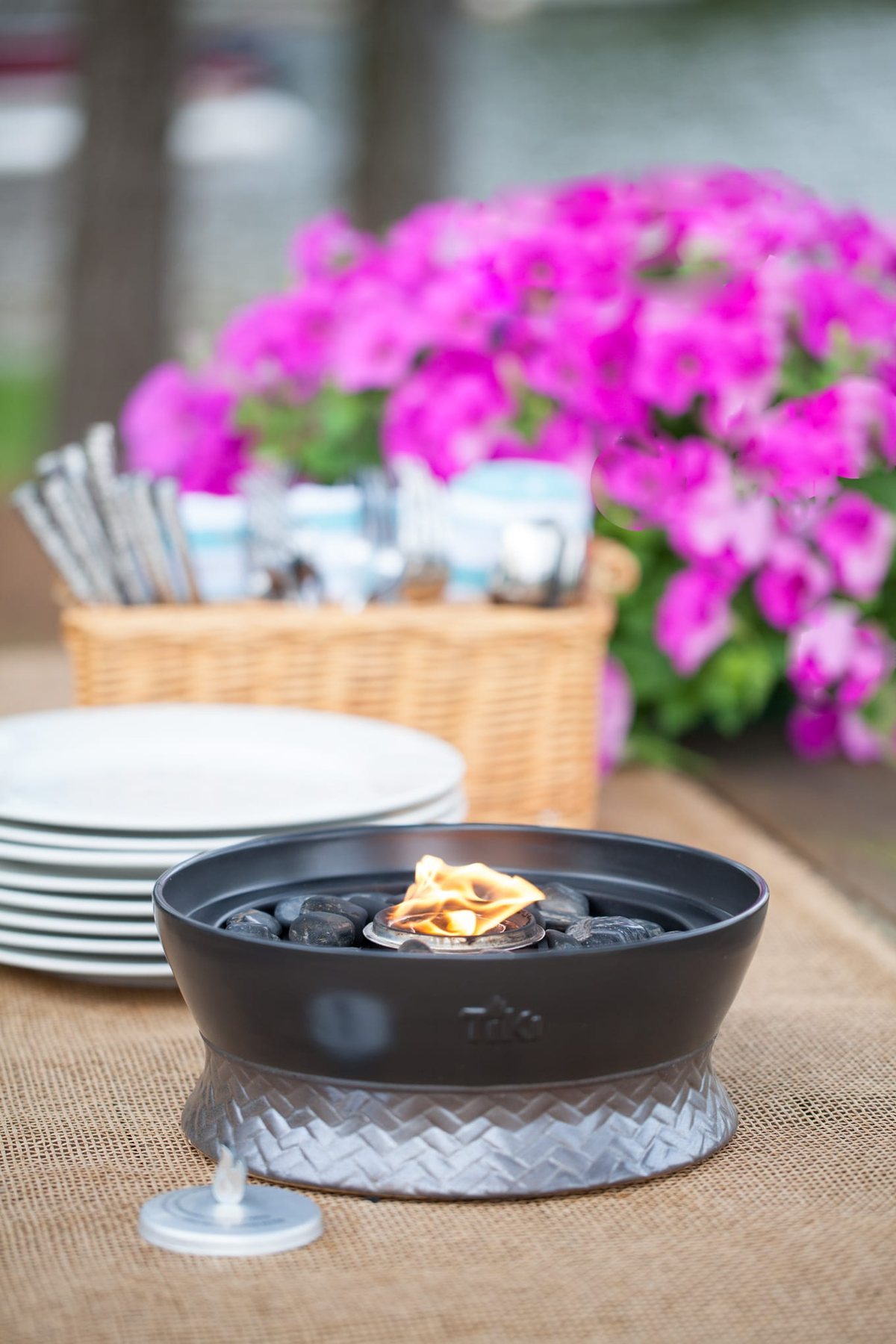 Outdoor-table-setting-with-a-tiki-tabletop-fireplace