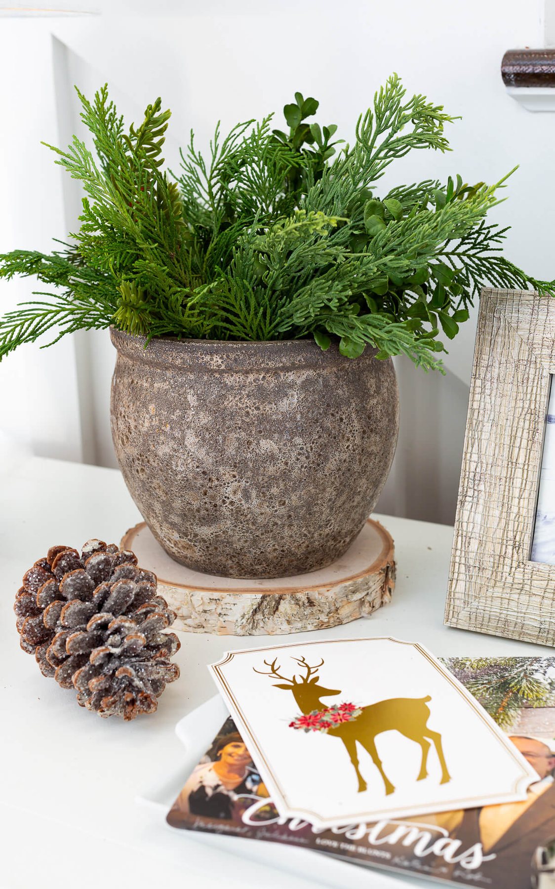 A few decorations in natural tones.