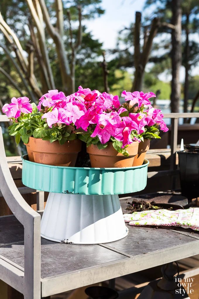 Outdoor decorating ideas using flowers.