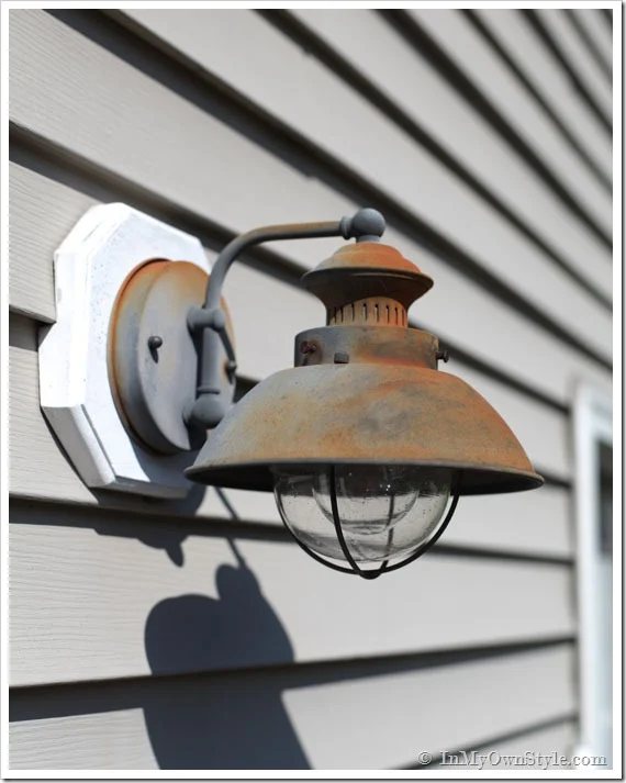 How to Paint Outdoor Light Fixtures With a Hammered Paint Finish