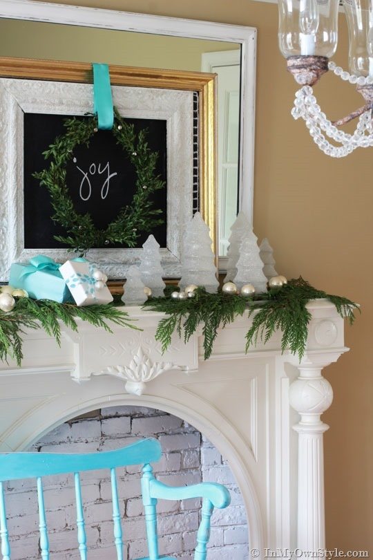 Christmas-Mantle-Decorating