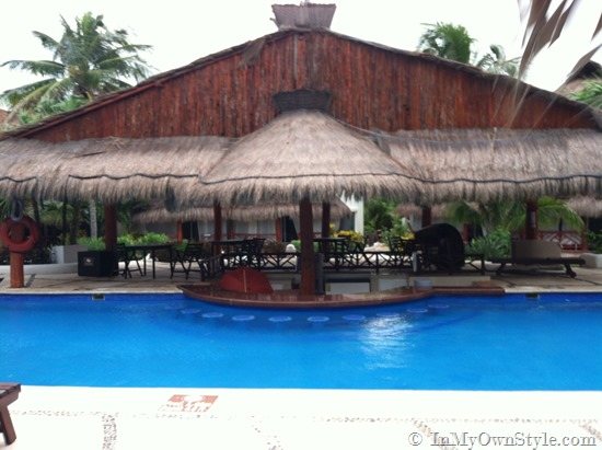 swim up bar
