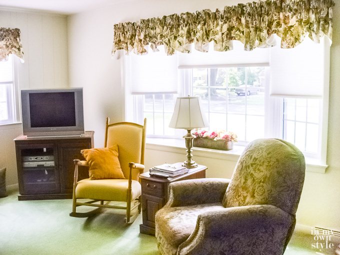 Living room that needs a decorating update