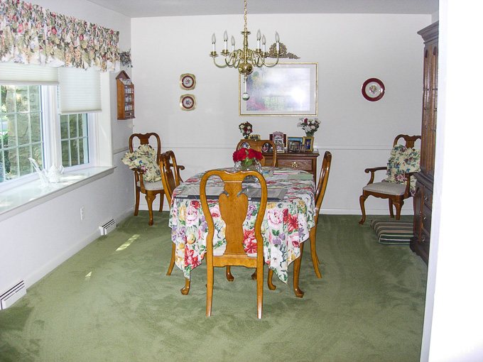 Dining room that needs a decorating makeover