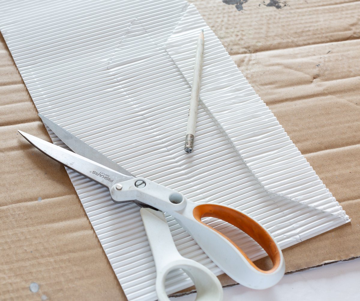 how to decorate a thrift store photo frame with pieces of corrugated cardboard.