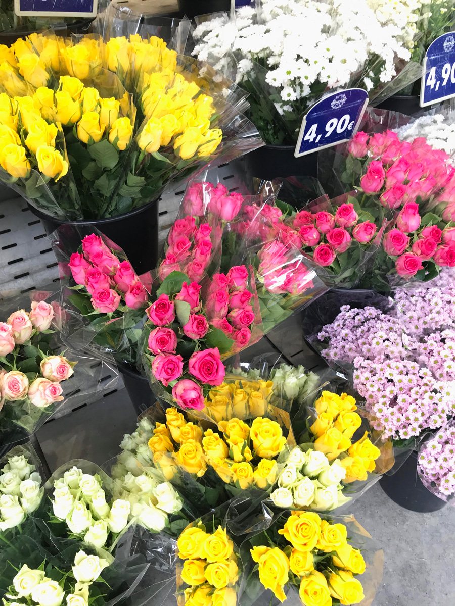 Flowers-along-street-in-Paris