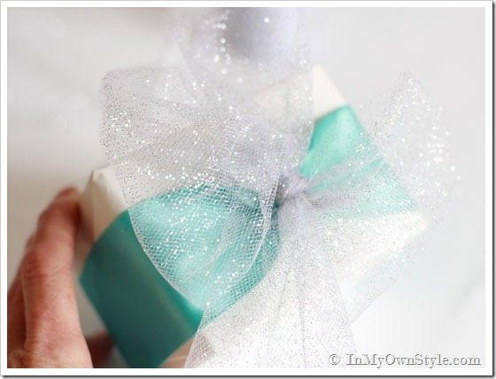 How-to-tie-a-bow-with-ribbo