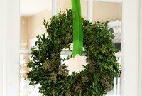 Seamless Wreath Display: Hang Without Holes