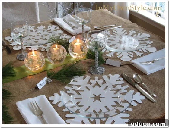 Glitter-and-Snowflake-Table Christmas table setting with snowflake placemats and glitter wine glasses