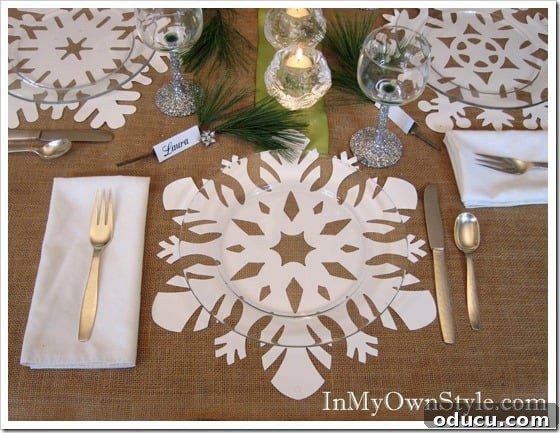 Snowflake-Tablesetting Simple snowflake place mats for festive Christmas table decor