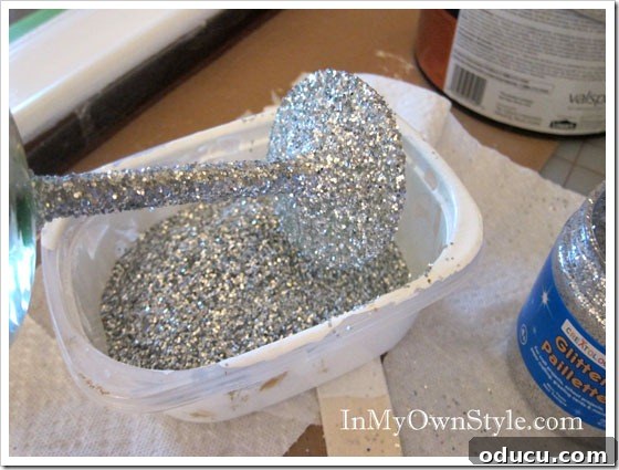 Dip-glasses-in-glitter Sprinkling glitter on wine glass stem