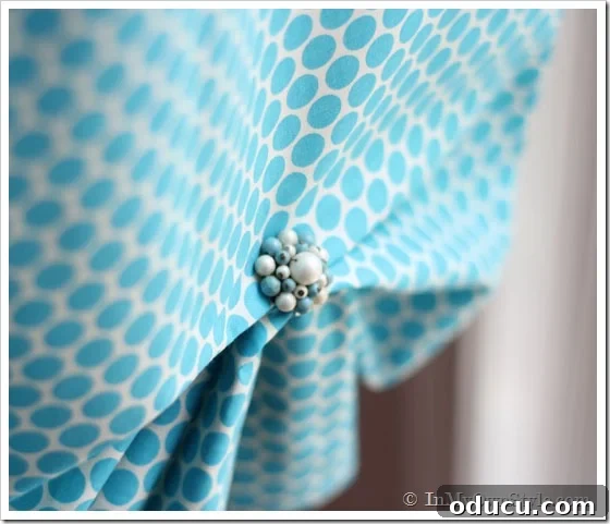 Easy no sew window shade with double clips for a gathered effect.