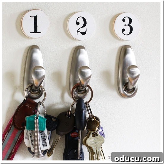 Organizing idea for house keys How to organize keys in a mudroom using numbered discs and Command Brand Forever Classic Metal Hooks for a neat solution.