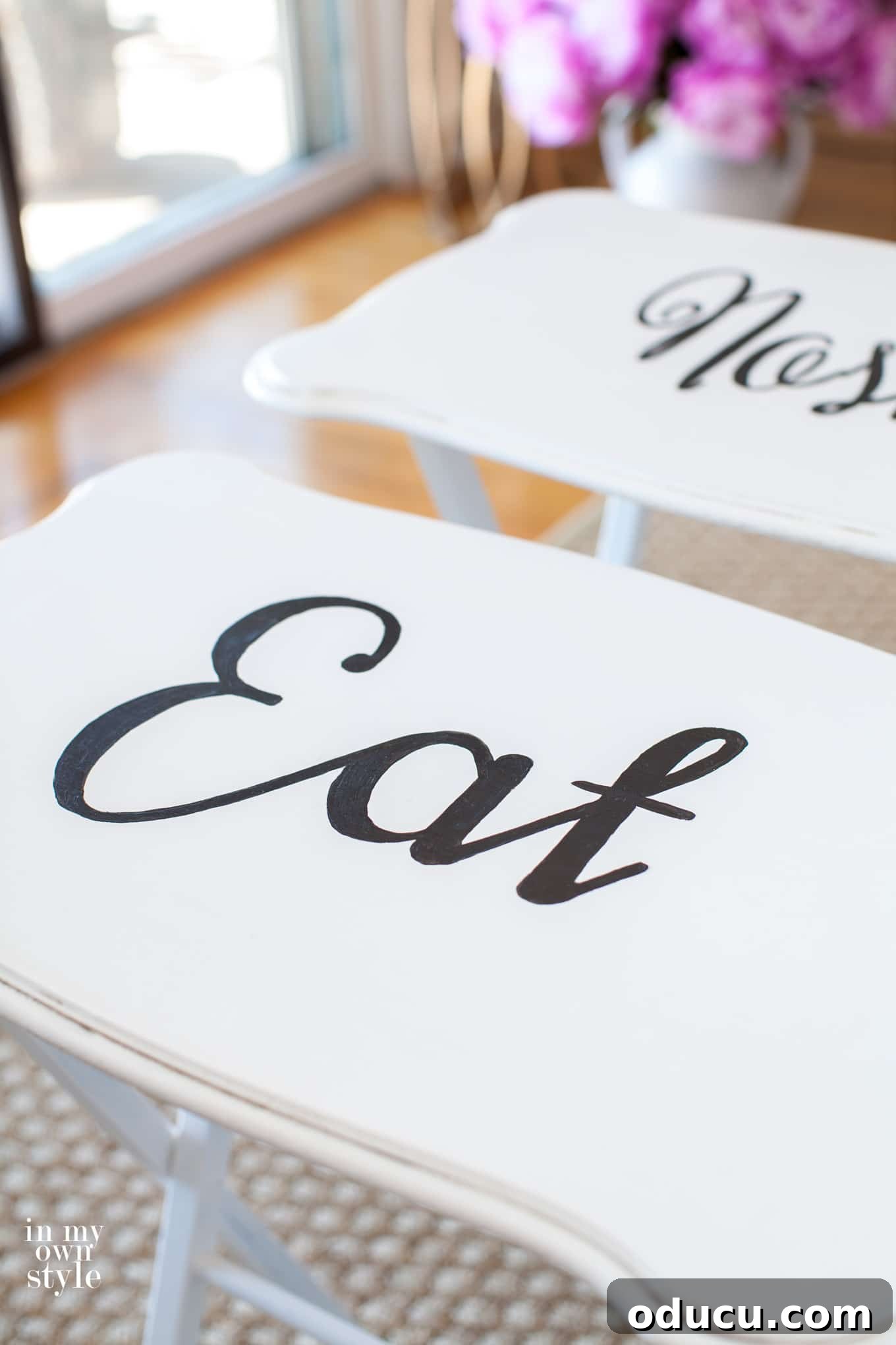A second hand set of wood TV tray tables become chic bistro tables that can be used in many ways. Check out the awesome tutorial and free printables for each word on the tables so you can do this yourself. A second hand set of wood TV tray tables become chic bistro tables.