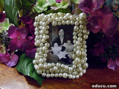 Pearl-Frame-7 Elegant DIY pearl photo frame, perfect for Mother's Day gifts or home decor.