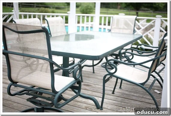 Before painting: old outdoor dining table and chairs with faded green paint How to paint rusty metal furniture