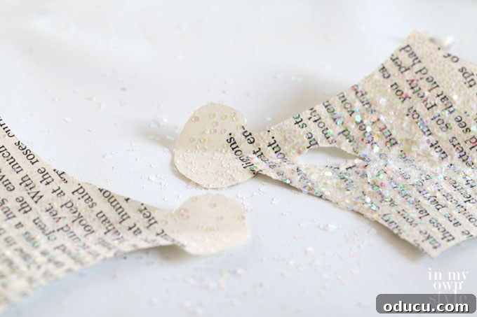 How to make a paper holly garland for Christmas by folding leaves