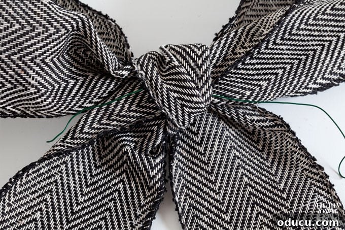 Mastering Ribbon Bows: Simple Steps for Gifts, Wreaths, and Decor 18 How-to-attach-a-bow-to-garland