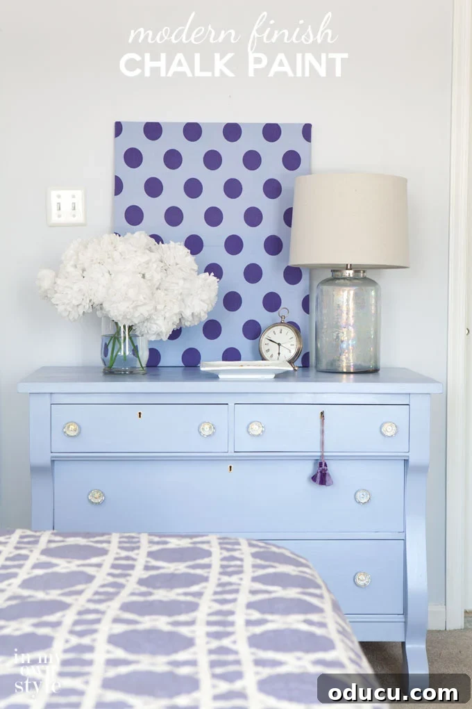 Guide on how to create a modern finish on furniture using chalk paint, showcasing the final result.