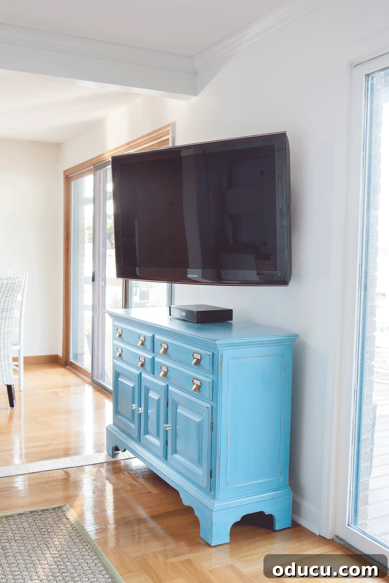 Perfecting Your Swivel TV Mount Setup and Invisible Cable Management 4 Achieve optimal viewing angles with a swiveling wall-mounted TV