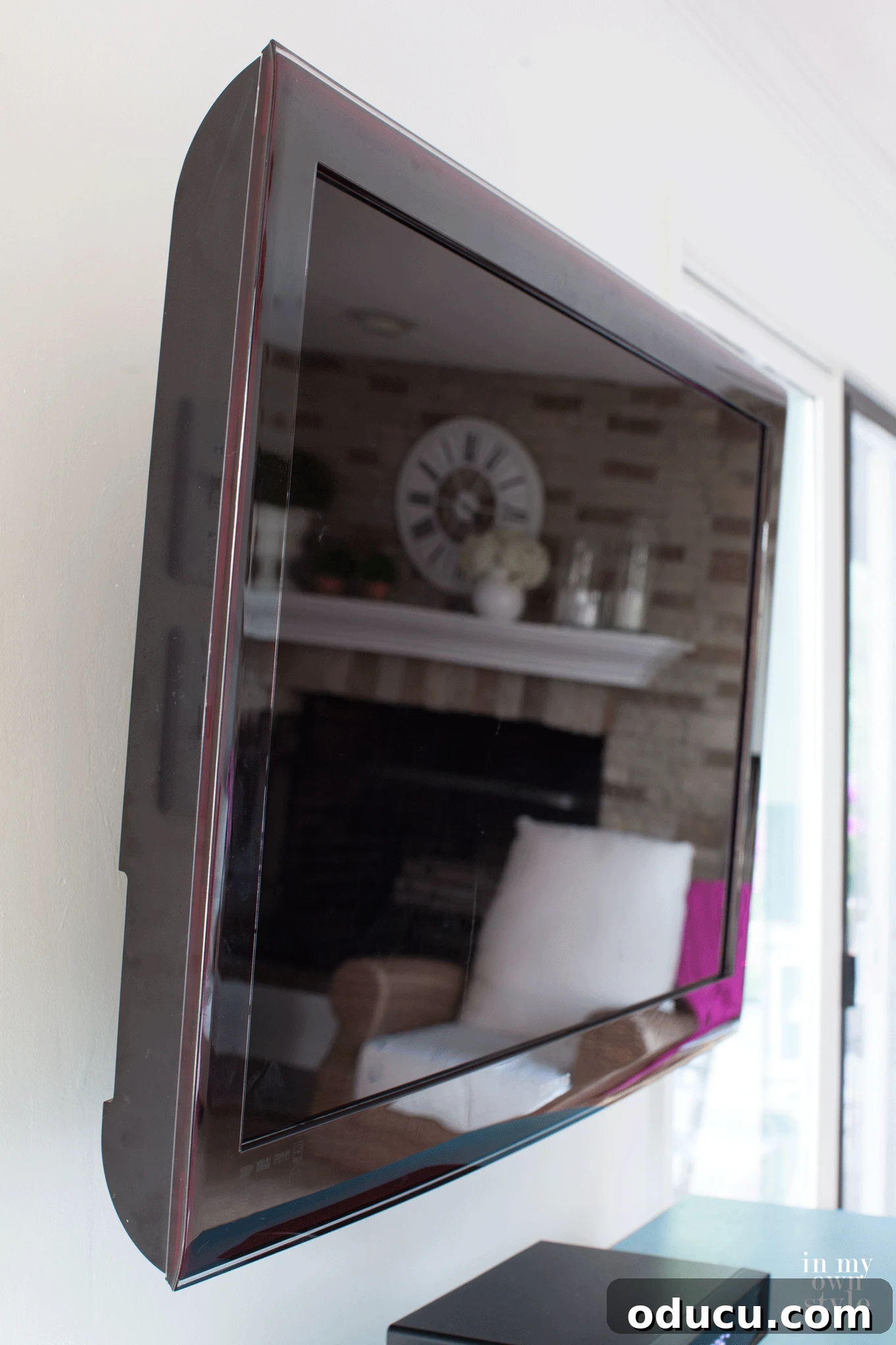 Perfecting Your Swivel TV Mount Setup and Invisible Cable Management 6 Easy installation of a functional swivel TV mount