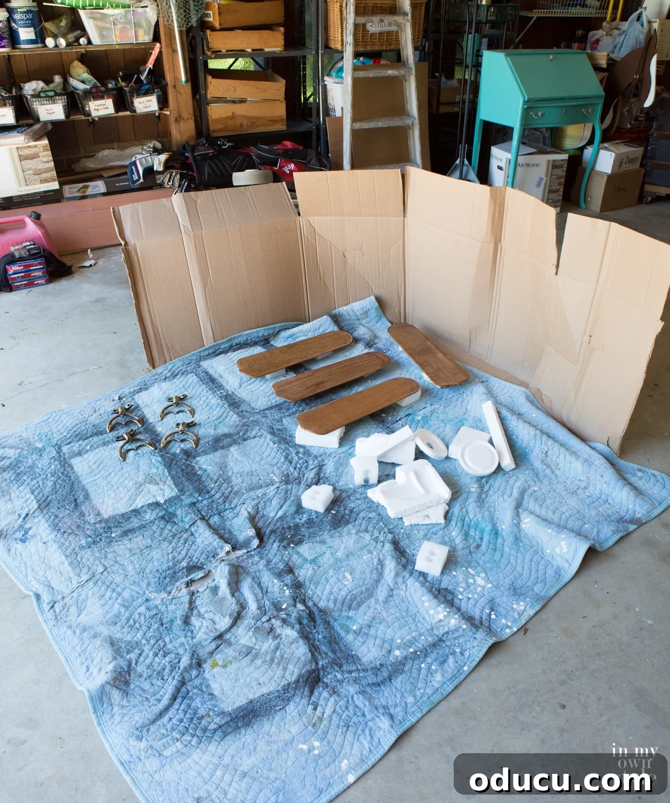 How-to-paint-a-ceiling-fan DIY guide on constructing a homemade spray paint booth from large cardboard boxes