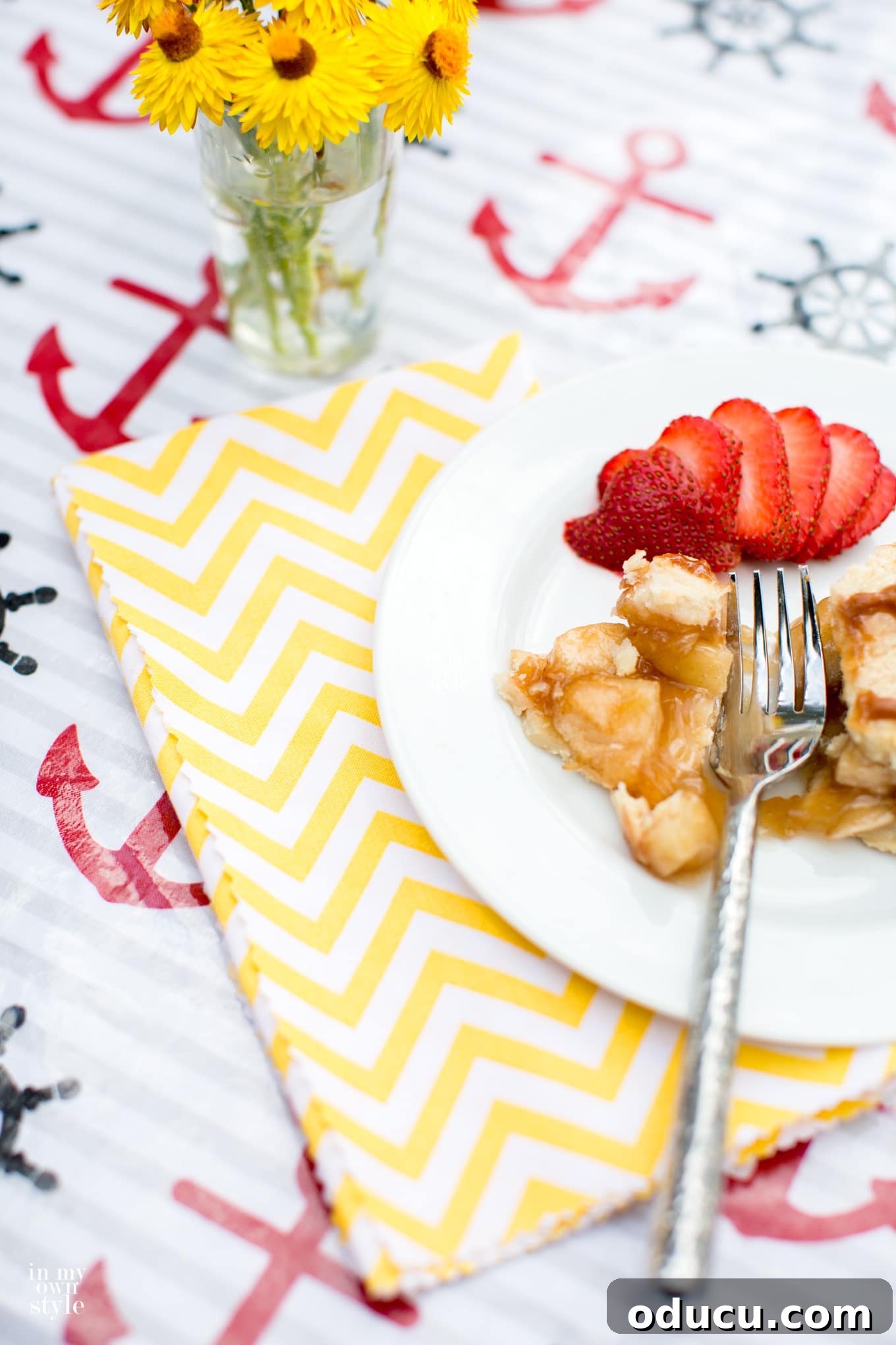 Quick Stitch-Free Round Outdoor Tablecloth 5 _how-to-make-No-sew-napkins