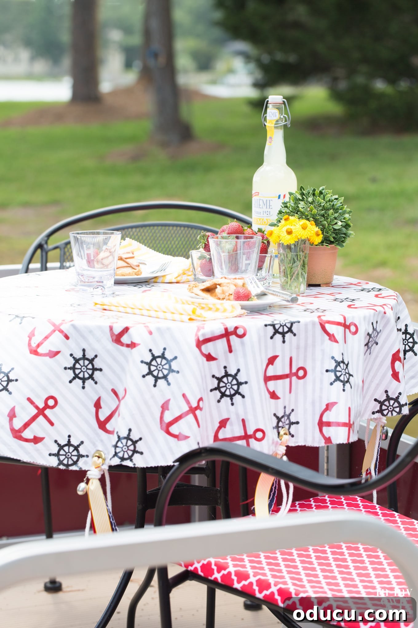 Quick Stitch-Free Round Outdoor Tablecloth 8 No-sew-outdoor-tablecloth