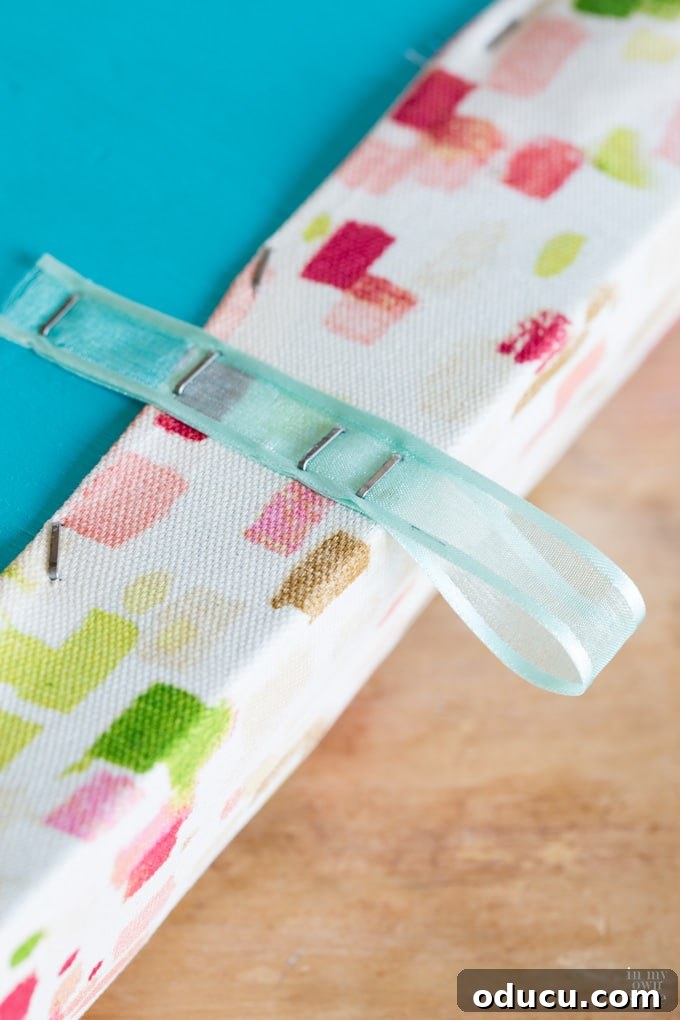 Removable cushion cover for a storage crate with a ribbon pull