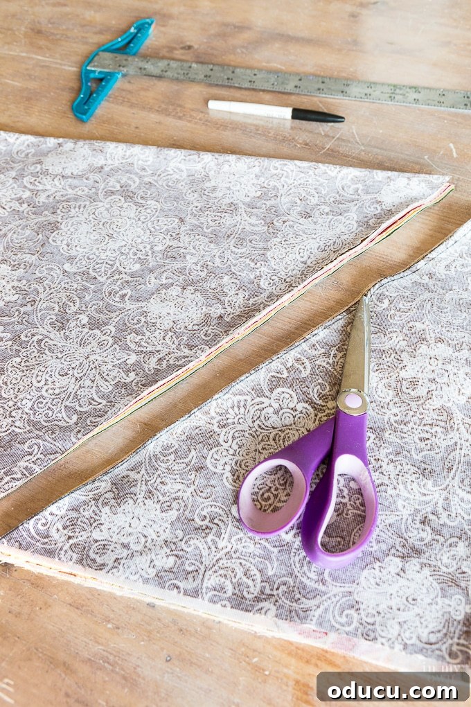 Crafting a Perfect Round Tablecloth for Thanksgiving 13 Autumn table cloth for a round table