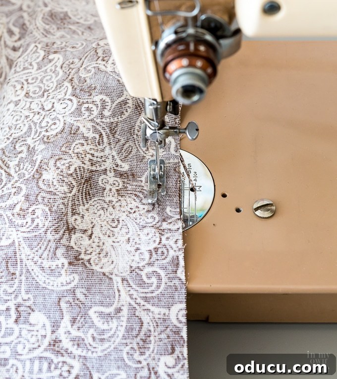 Crafting a Perfect Round Tablecloth for Thanksgiving 16 how to sew a table cloth