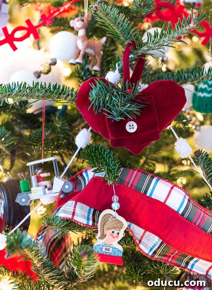 Timeless Christmas Decor with Red White and Greenery 4 christmas-decorating-ideas-around-the-house-3