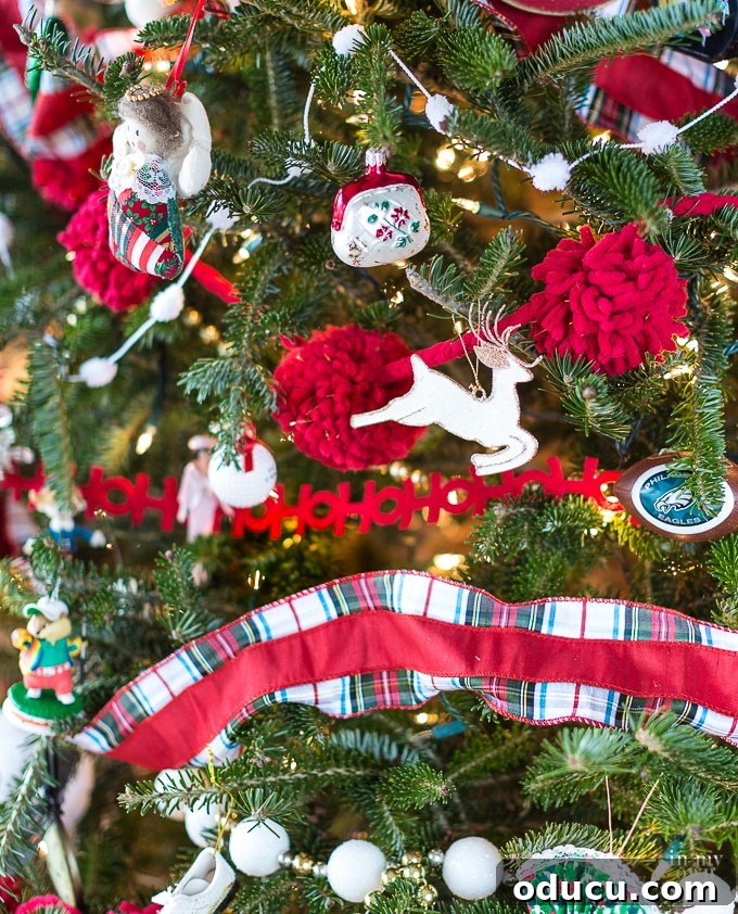 Timeless Christmas Decor with Red White and Greenery 8 creative-christmas-garlands