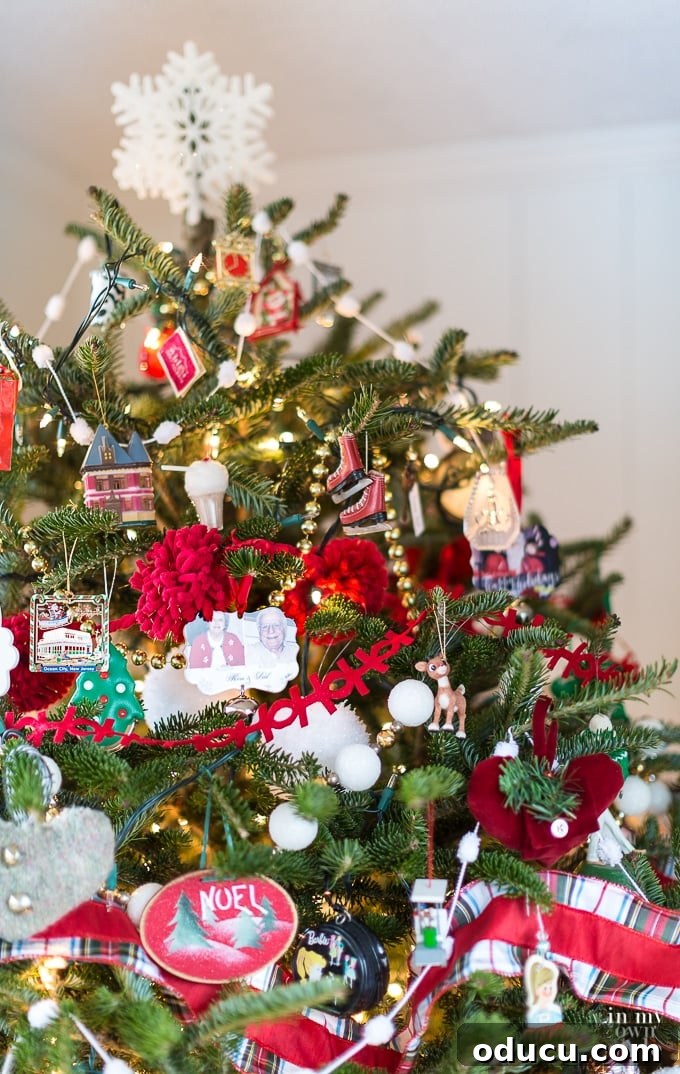 Timeless Christmas Decor with Red White and Greenery 9 christmas-tree-decorating-idea-using-red-and-green
