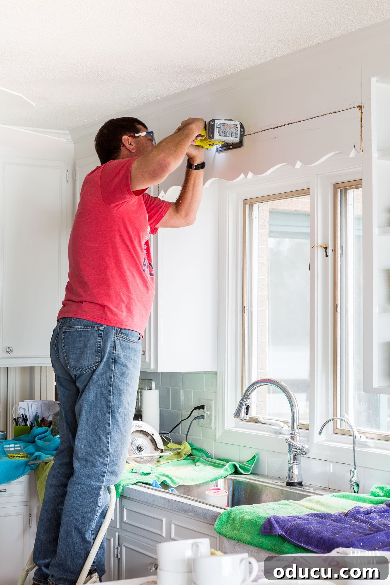 Ditching the Dated Kitchen Valance 7 1970's kitchen makeover - how to remove a dated scalloped wood valance over a kitchen sink
