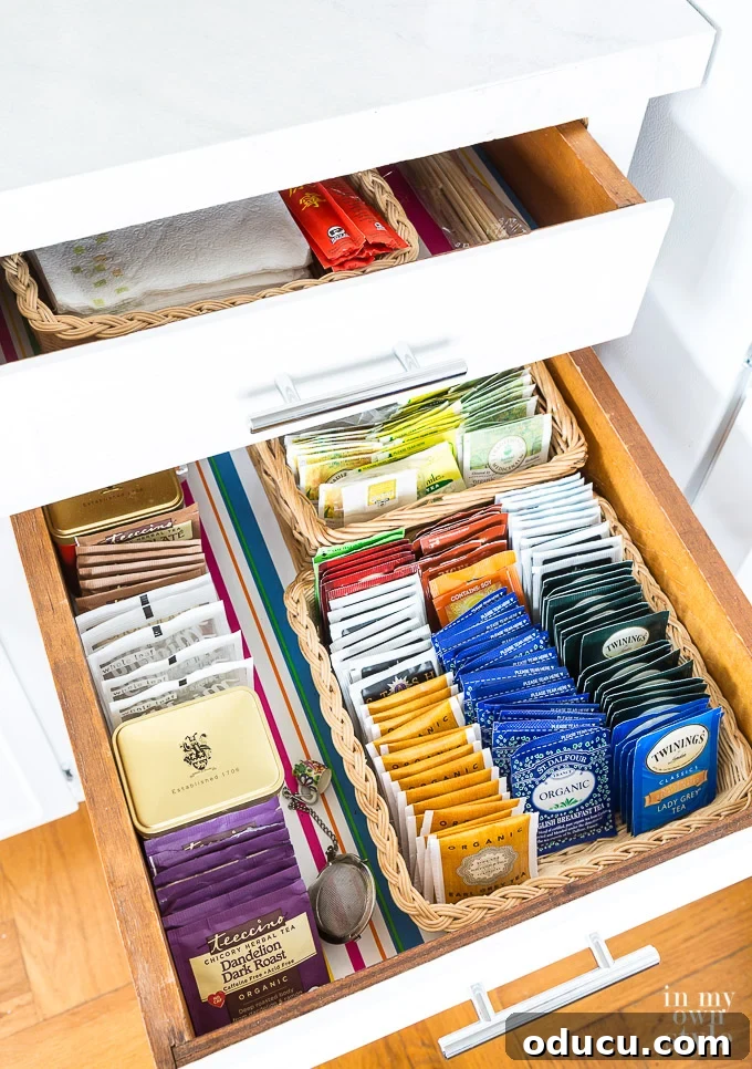 Organized kitchen drawer with decorative liner how-to-cut-perfect-drawer-liners-for-kitchen-drawer organization