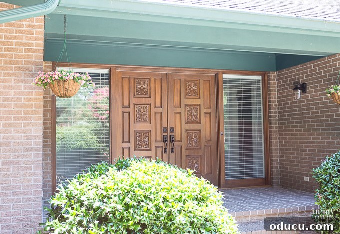How to paint exterior front doors to look like wood - Example of a beautifully painted front door