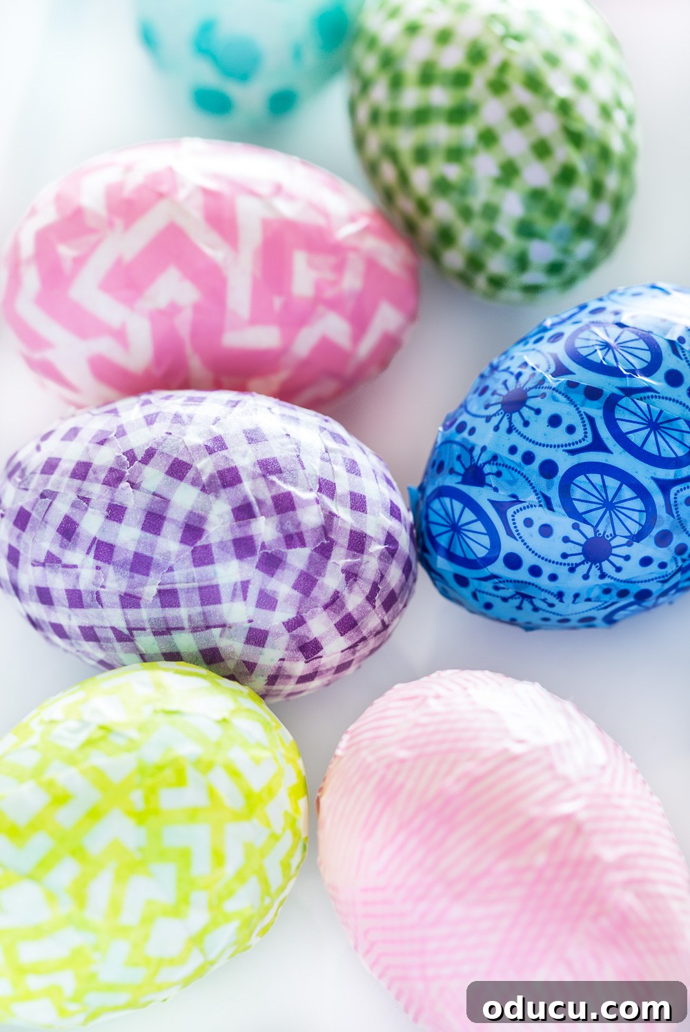 Plastic Easter eggs decorated with Washi tape, a simple and creative idea.