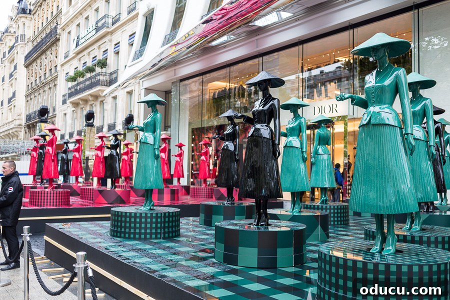 Discovering Paris on Foot 16 Holiday display in front of Dior Paris on the Champs-Élysées
